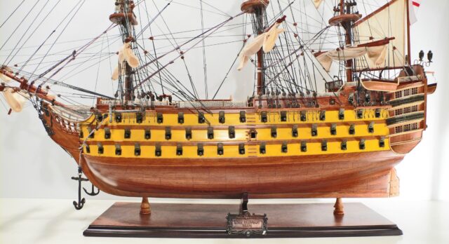 HMS Victory Closed Sails (Yellow) (M) - Nain ship models