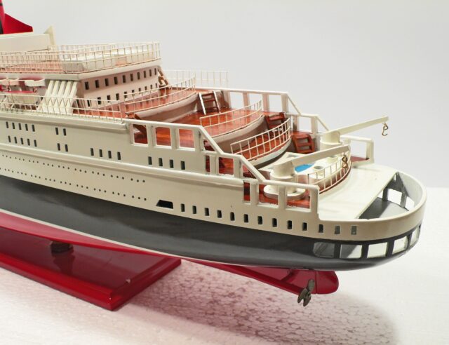 Queen Elizabeth 2 - Nain Ship Models