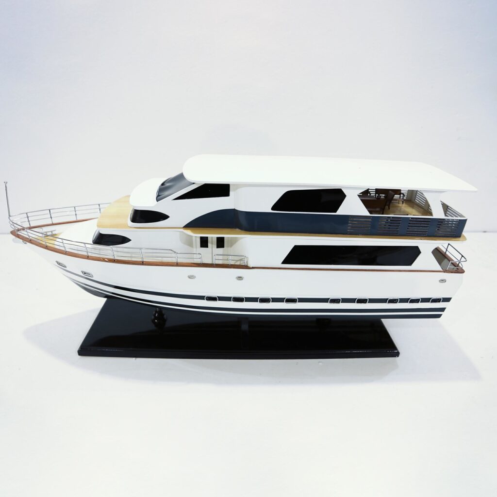 Handgefertigtes Schiffsmodell aus Holz der Livaboard
