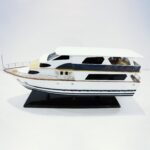 Handgefertigtes Schiffsmodell aus Holz der Livaboard