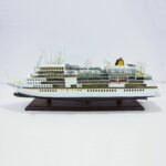Handgefertigtes Schiffsmodell aus Holz der MS Europa