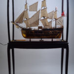Mahagoni Vitrine mit Beinen und Beleuchtung